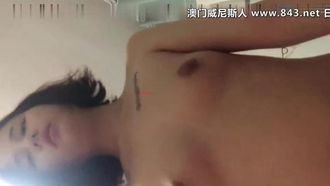 La bellissima cognata universitaria e suo cognato si sono fatti dei selfie di nascosto e hanno urlato: Fratello, il tuo cazzo è così grosso, non lo sopporto ed è così profondo.