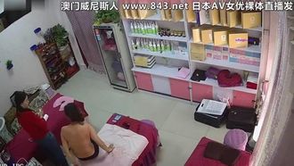 L'ultima telecamera che sbircia nel salone di bellezza - anche i seni sono a coppa - molti grandi seni bianchi - 3