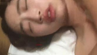 The beautiful young girl is drunk in the nightclub and is taken to the hotel to have fun with. Take off the condom and let’s just fuck her. She cums all over her and fucks her so hard. Her face is perfectly exposed.