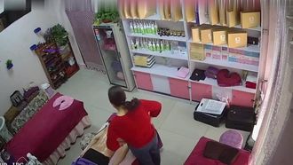 L'ultima telecamera che sbircia nel salone di bellezza, coppettazione sui seni, tanti grossi seni bianchi, 2