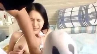 容姿端麗で巨乳の女の子がSMで縛られ、二人のセックスパートナーに犯されます。まずマンコを弄り、オーラルセックスをし、ベッドの上で後背位でマンコを犯します。