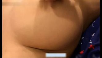 Una belleza fitness de pechos súper grandes bebió demasiado y fue violada por el novio de su mejor amiga cuando volvió a la cama después de beber demasiado. La vista de su par de pechos grandes hace que la gente babee.