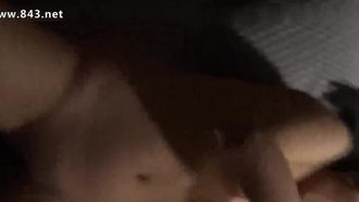 她~是一位贤淑的人妻，她~是一位爱心妈妈，但是她也是富二代胯下一直母狗