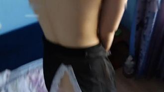 La piccola troia ha giocato con se stessa sulla sedia sexy finché non è stata così arrapata che non poteva più sopportarlo. L'ha scopata sulla sedia e l'ha riempita di sperma sul letto, ascoltando i suoi gemiti, avrebbe potuto insistere per lasciartelo fare scopatela in futuro quando si sposerà. Il suo dialogo era osceno.