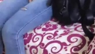 La mia ragazza innocente sul divano è molto carina e obbediente. È così eccitante lasciarmi leccare il cazzo mentre sono in piedi, mi tolgo i jeans e mi scopo così forte.