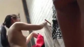 モデル体型の美女が広州のバイマショッピングモールの試着室で新しいブラジャーを試着しているところをこっそり撮影された