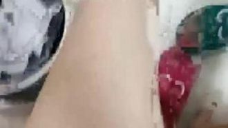 La migliore piccola troia Xin'er continua a chiacchierare e chiacchierare, la sua figa è pruriginosa e non può fare a meno di agire alle spalle di suo fratello per sedurlo e fare sesso in camera da letto. Penetra la sua figa rosa senza preservativo.