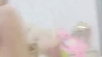 La plus belle reine d'extérieur avec de beaux seins Miss Ye Zi a eu des relations sexuelles passionnées avec son partenaire sexuel. Elle a eu des relations sexuelles jusqu'à l'orgasme et le masque a été enlevé sans préservatif et a été crémée.