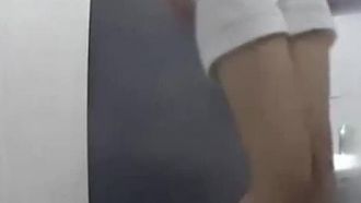 내가 화장실에 앉아 옷차림을 살펴보는 모습이 담긴 비밀 영상이 외부 사이트에서 유출됐다. 그녀는 짧은 머리에 성격이 예쁜 사무직 여성임에 틀림없었고, 속옷에 오줌을 싸고 종이를 많이 뽑았나 보다. 그녀의 음부를 닦아라 - 1부