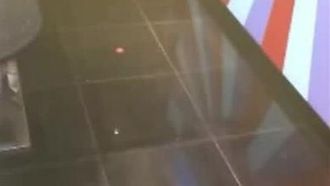 Una bellezza alta e sexy dai colletti bianchi con i capelli lunghi è andata in un club di intrattenimento per bere e cantare con il suo bel collega dopo il lavoro. Dopo essersi divertiti, i due si sono seduti sul tavolino e hanno cantato e scopato-1