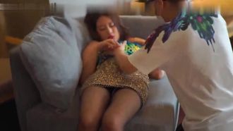 Una giovane modella sexy di 172 cm di livello da dea è stata violentata accidentalmente mentre beveva in un bar ed è stata portata in un hotel da un uomo cattivo per spogliarle i vestiti e molestarla.
