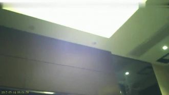 Un chico rico de un hotel de estrellas pelea con una chica periférica de nivel modelo con medias negras, tacones altos y piernas largas. Ella cambia de trucos y se la folla una tras otra. Ella está sudando mientras graba y tiene sexo.