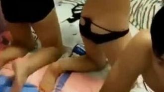 Per fare soldi ci sono due uomini e due donne che non vogliono mettersi in mostra. Fanno un appassionato 4P, ogni tipo di fornicazione, che è paragonabile ad un film di serie A. Fanno sesso senza preservativo e sborra dentro. Un altro fa un pompino e usa un righello per misurare il cazzo. Il dialogo è divertente - 2