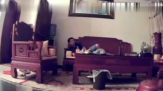Una telecamera a goccia ha catturato segretamente una giovane coppia che faceva sesso sul loro letto in mogano appena acquistato.