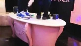 Una bellezza alta e sexy con i capelli lunghi è andata in un club di intrattenimento per bere e cantare con il suo bel collega dopo il lavoro. Dopo essersi divertiti, i due sono rimasti sul tavolino mentre scopavano e cantavano.
