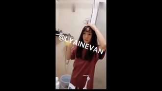 一流の白人で金持ちの美女神が金持ちの男とオーラルセックスをしている大規模な自撮り写真が流出 彼女の顔は全面的に映っており、彼女はスター性を持っています。