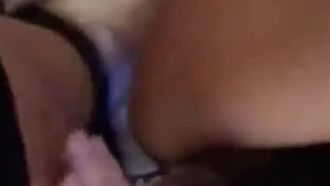 Toda vez que vou na casa dela ela me seduz~ Hoje ela saiu para brincar nas costas do marido~