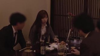 Akari Tsumugi, una empleada que se quedó en la misma habitación que NTR en un viaje de negocios y su jefe le dio creampie toda la noche.