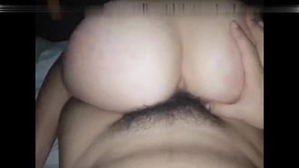 花臂小哥快速扣穴 暴力啪啪啪 巨乳妹子屁股都啪红了 很享受的叫个不停