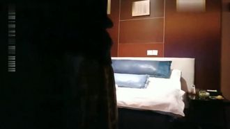 四哥去会所消遣让部长推荐个女技师（不肯脱衣服务）按摩然后再换个年轻漂亮的玩胸推口爆