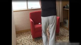 Die ultimative hochhackige Schönheit auf Model-Niveau wird nackt ausgezogen und von einem perversen reichen Mann am Oberkörper gefesselt