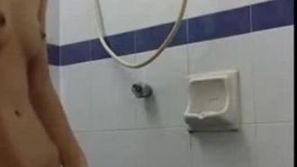 可爱学生妹佳恩手机送修，生活全裸自拍身材全部被看光光