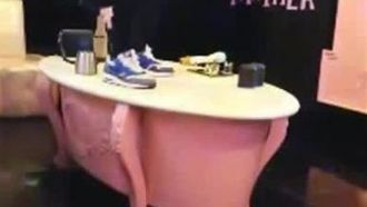 Una bellezza alta e sexy dai colletti bianchi con i capelli lunghi è andata in un club di intrattenimento per bere e cantare con il suo bel collega dopo il lavoro. Dopo essersi divertiti, i due si sono seduti sul tavolino e hanno cantato e scopato-2