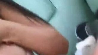A top model Siri usa meias sensuais e salto alto, levanta a bunda e provoca sua bucetinha, fazendo inúmeras amigas da masturbação ejacularem.
