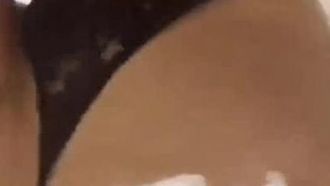 Una bellezza sexy incontra una ricca escort, la sua figa senza peli sembra molto allettante