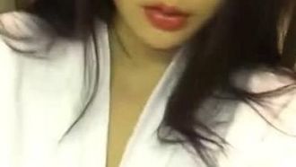 Récemment, une belle beauté métisse très populaire sur Internet était complètement nue, a pris un bain et s'est touchée. Sa chatte est si grosse et son expression est si lubrique.