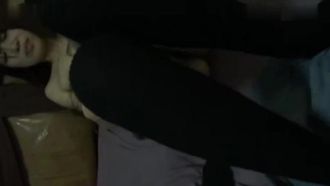 La ragazza più grande ha una figura alta ed è estremamente seducente. L'ho scopata senza toglierle la gonna corta e ho preso il telefono per impedirle di filmare.