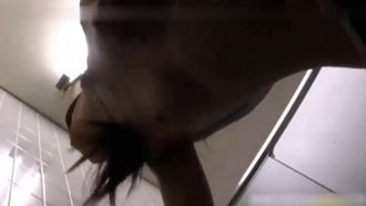 私は公衆トイレであまりにも激しくセックスしたので、口を覆い、叫ぶ勇気がありませんでした。