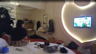 精品名門夜宴偷拍系列漂亮女模拍內衣廣告被攝影師和女助手套路偷拍_上部