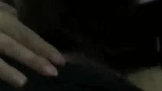 미녀와 그녀의 재벌 남자친구가 헤어진 후 유출된 호텔에서 섹스를 하고 셀카를 찍는 모습이 마치 여신처럼 보이고 침대에서 그의 자지를 핥으면서도 내려놓을 수 없는 모습이 너무 현실적이다. 그리고 매력적이다.