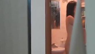 Ho ammirato la bellissima impiegata che viveva da sola dalla finestra dopo aver fatto la doccia e applicato la lozione. Ero così ipnotizzato dalla bellezza che sono andato alla finestra e non ho reagito e mi sono quasi spaventato a morte.