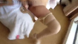 Sesión de fotos privada a gran escala de una mujer de un hotel periférico con uniforme y medias de azafata muy seductora y provocativa.