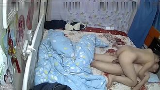本物の自撮り - セクシーで美しい巨乳の美女は、携帯電話で遊んでいるときに夫に犯されました。彼女は何を言ったかわからず、突然超大型の電気コックを手に取り、叫びました。