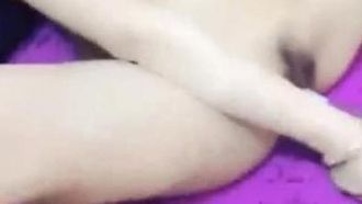 两个小伙带小姐到KTV包房草逼给逼逼灌啤酒还让人脱光了站在桌子上唱歌