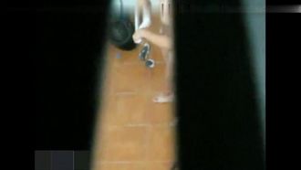 Man riskiert sein Leben und klettert zum Dachfenster, um nach unten zu schauen und heimlich ein bezauberndes berufstätiges Mädchen mit schönen Brüsten beim Duschen zu filmen. Der Schwanz ist schwer zu sehen.