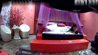 En mars, une vidéo filmée en secret montrant la création d'une chambre d'hôtel luxueuse a été divulguée. Le couple a secrètement filmé un couple qui n'avait pas de cours l'après-midi et est venu s'enregistrer dans la chambre d'hôtel. Ils sont plutôt doués pour s'amuser et regardent probablement des films d'action. beaucoup.