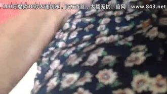 Una pareja de estudiantes universitarios de mochileros de repente tuvo relaciones sexuales y se tomaron selfies frente al espejo en un baño público en una zona turística. La chica de las gafas era tan sexy. Había mucho jugo blanco allí.