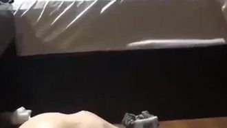 섹시한 아내는 흥분을 찾고 있습니다 ~ 남편은 동료를 데려와 아내와 놀아요 ~ 모든 일이 일어나는 것을 옆에서 지켜보고 있습니다 ~