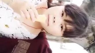 인터넷 연예인의 대담한 커플 투투는 여러 공공 장소에서 섹스를 하기 위해 자신을 노출합니다. 그녀가 생각할 수 없는 것도 없고 감히 할 수 있는 것도 없습니다.