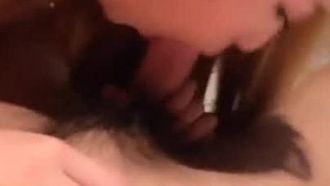 La piccola troia è rosa e le piace soprattutto fare la gola profonda con la lingua. La sua figa con pochi peli è molto tenera, il suo grosso cazzo viene penetrato violentemente senza preservativo, il suo culo è molto carino e urla forte.