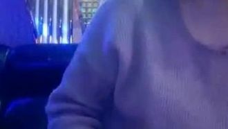 KTV chante et s'exhibe, rencontre un serveur timide dans une chambre privée et fait l'amour, pénètre sa chatte sans préservatif, jouit et mange du sperme, c'est tellement sexy