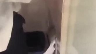 Un ragazzo post-anni '90 con un po' di pretenziosità e un buon parlatore ha fissato un appuntamento con due giovani amiche riluttanti per fare sesso in una stanza. Erano così teneri e hanno detto che era così stretto mentre facevano sesso. Il dialogo era meraviglioso - 1