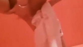 Han Min, un'ancora di celebrità di Internet di alto profilo con qualità femminili periferiche, e un bel ragazzo escono e fanno sesso nella stanza del sesso di un hotel e hanno dialoghi emozionanti