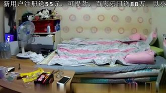 Heim-Webcam gehacktes TP-junges Paar hat leidenschaftlichen Sex, schöne junge Schwiegertochter mit schönen Brüsten dreht oben drauf durch und wird von ihrem Mann hart gefickt