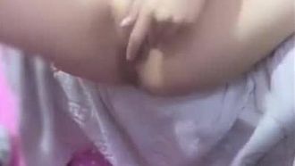 Eine wunderschöne Göttin, die wie ein Baby aussieht, hat leidenschaftlichen Sex mit einem dicken Kerl mit Hühnerbauch