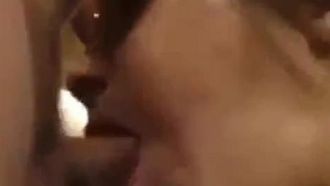 Può farlo una donna matura? La moglie con una perfetta esperienza sessuale si è inginocchiata e ha leccato il mio grosso cazzo direttamente nel bar!